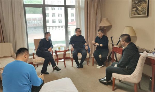 山東科技大學(xué)實(shí)用礦山壓力研究中心主任石永奎教授、郝建博士應(yīng)邀赴龍煤雙鴨山礦業(yè)集團(tuán)進(jìn)行技術(shù)交流